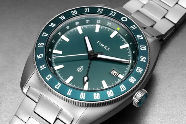 Kembali Berkolaborasi dengan James Brand Timex Rilis Automatic Titanium GMT Emerald Edition